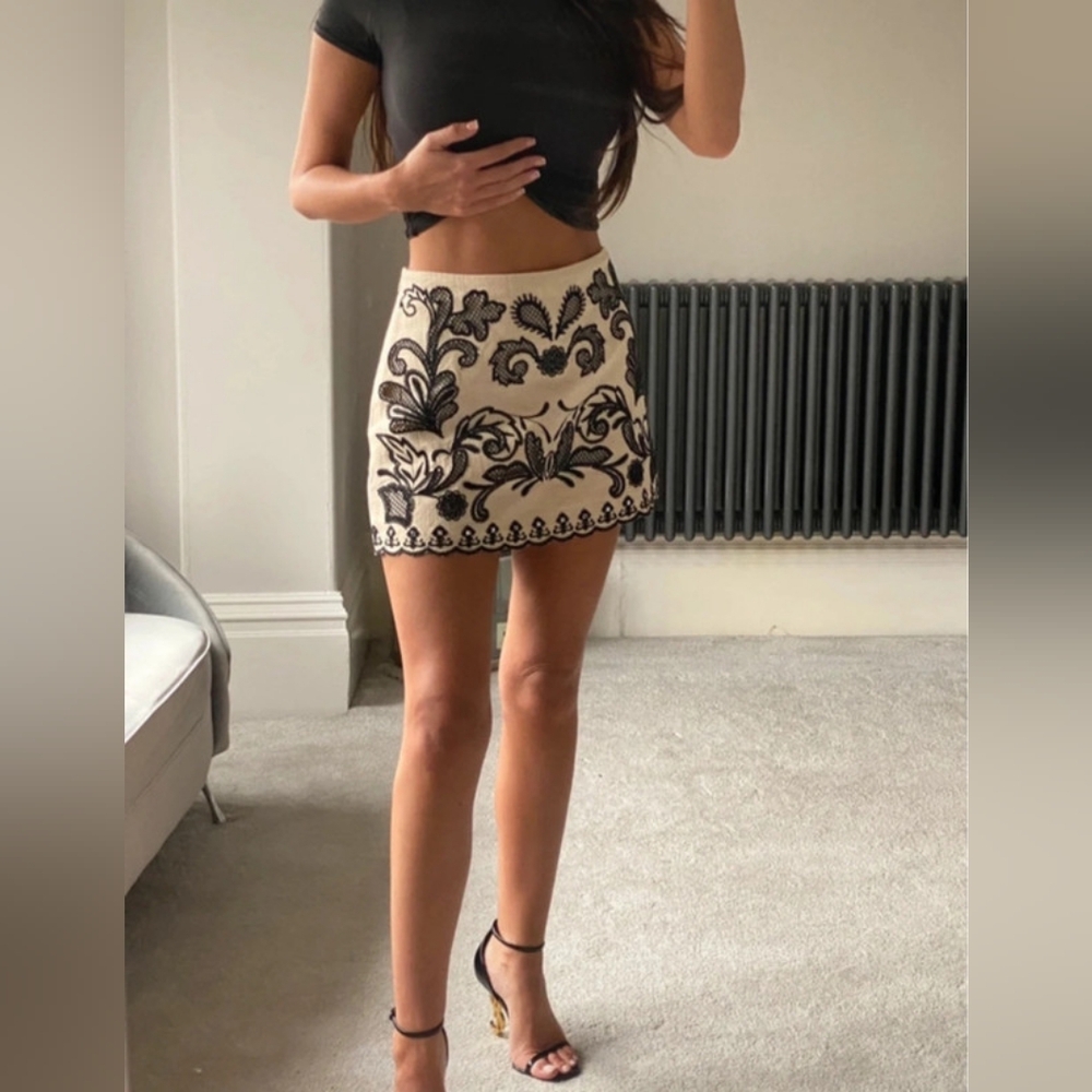 Zara cream balance embroidered mini skirt - Picture 2 of 3